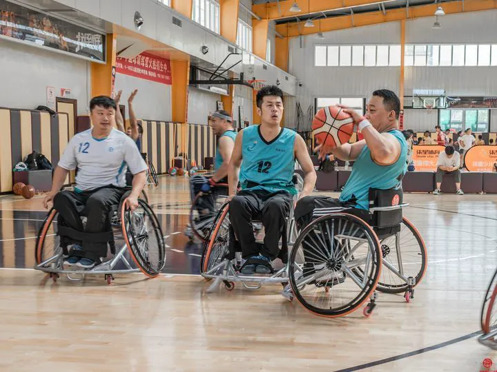 刻苦训练篮球时如何避免受伤的建议_0